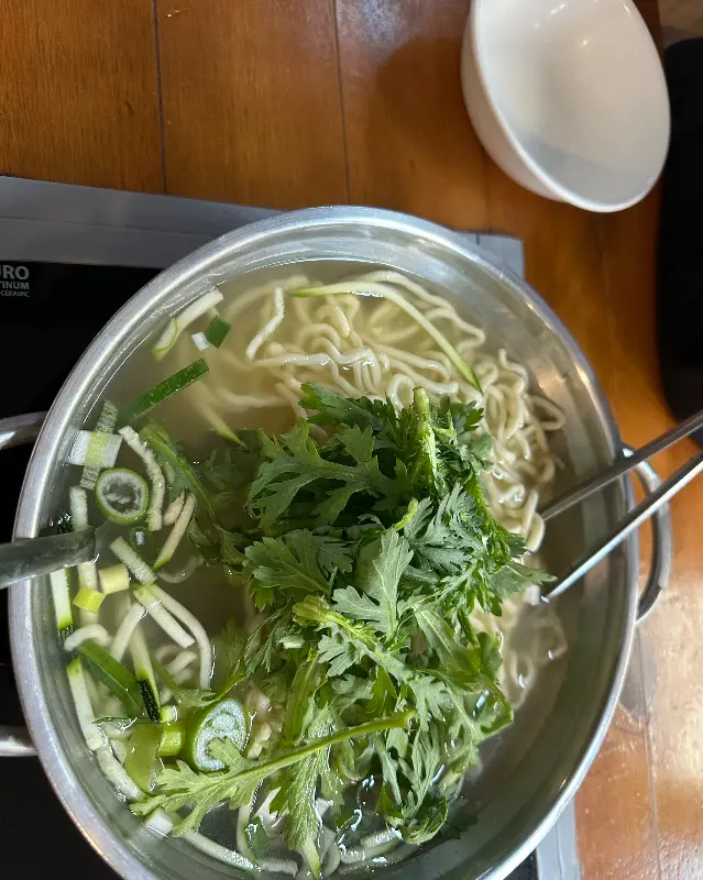 칼국수에 담긴 신선한 채소