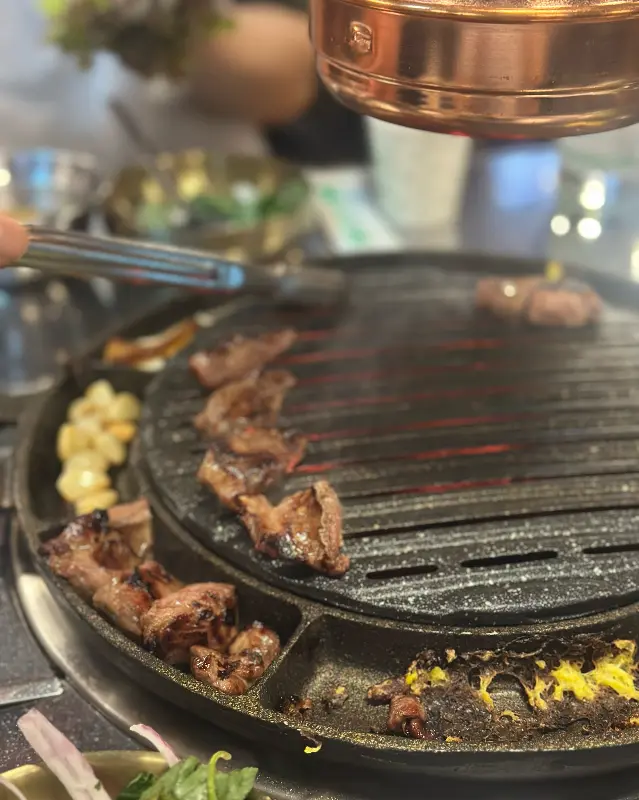 숯불 위에서 구워지는 갈매기살