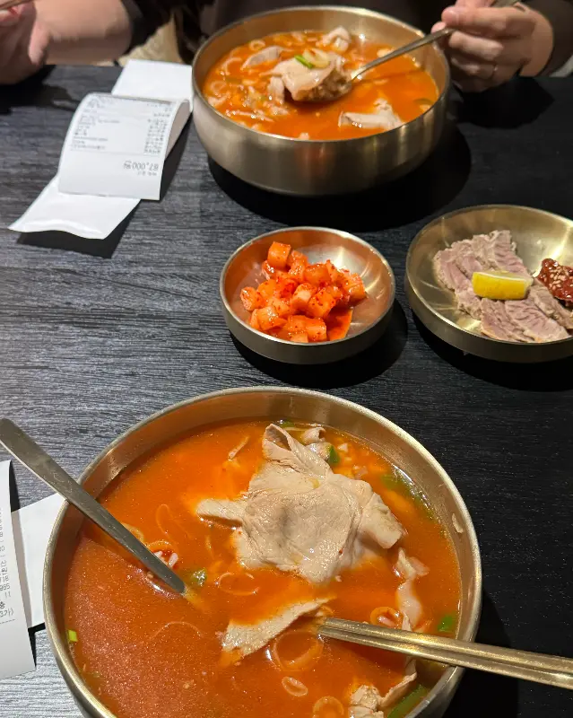 열곰탕의 붉은 빛깔이 식욕을 자극하는 모습