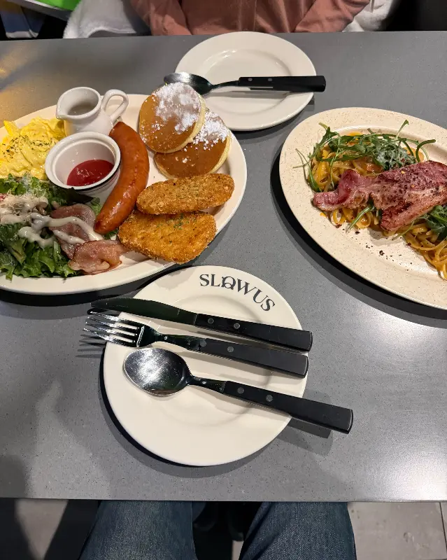 테이블 위에 놓인 슬로우 브런치와 파스타