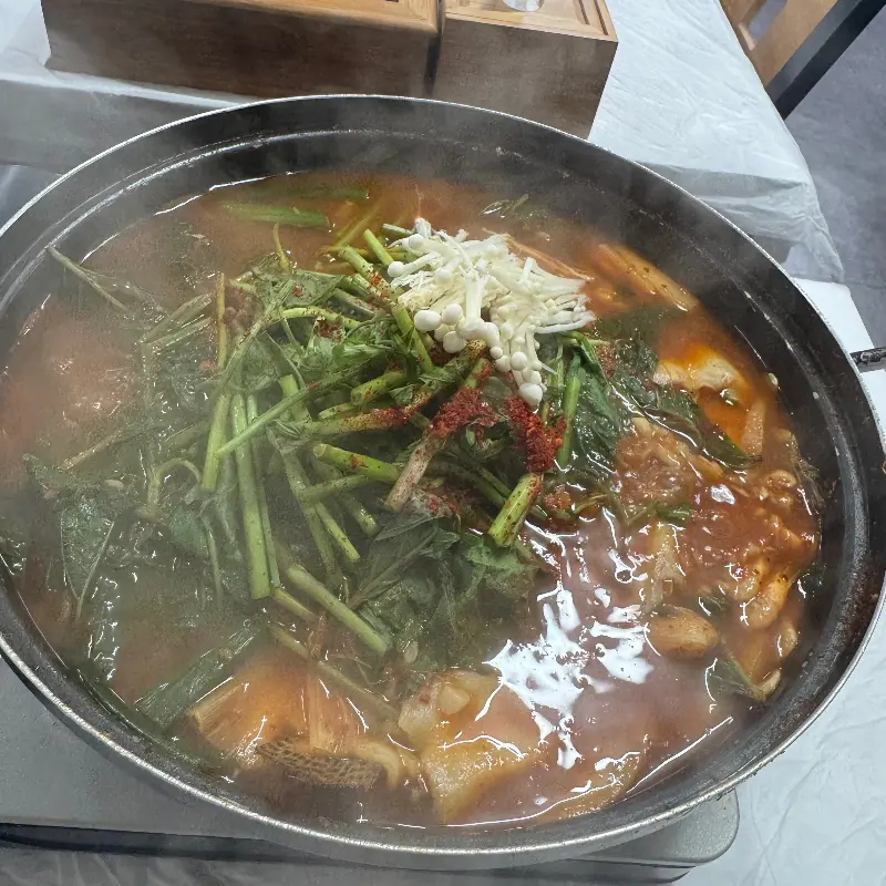 보글보글 끓고 있는 쏘가리 매운탕