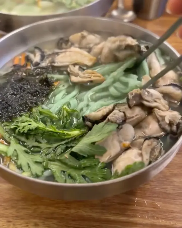 싱싱한 굴이 듬뿍 들어간 굴칼국수