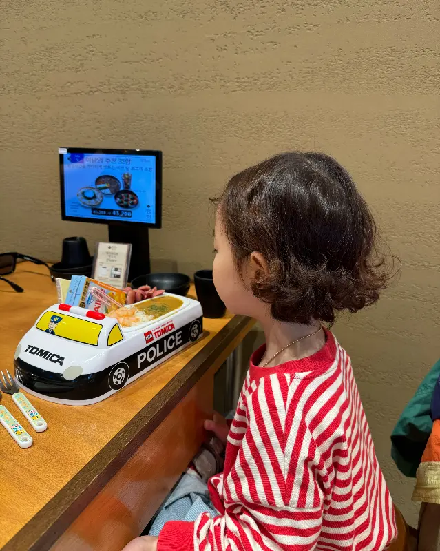 자동차 식판에 담긴 어린이 메뉴