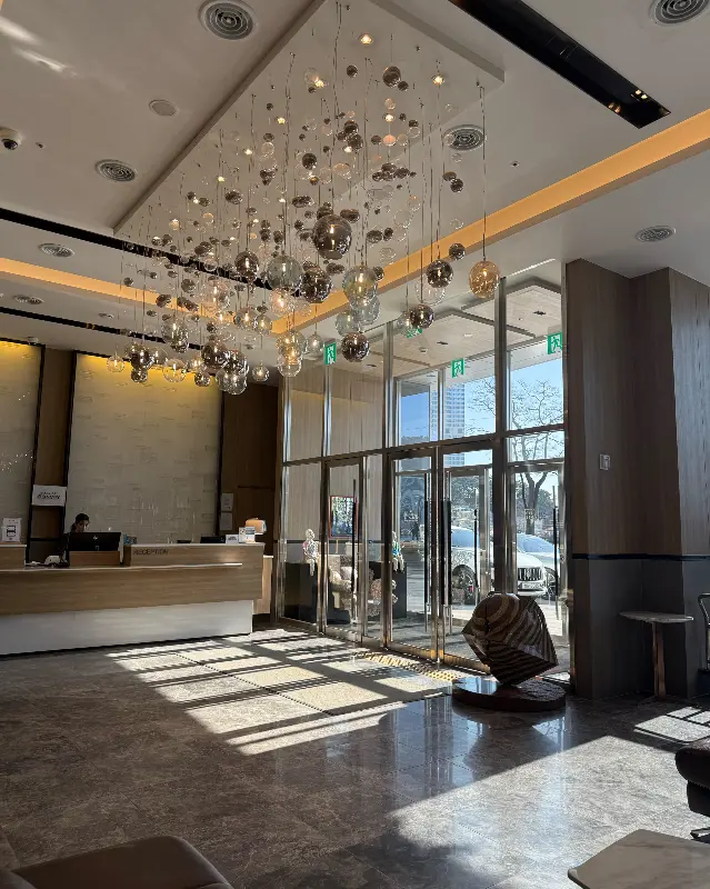 호텔 로비의 샹들리에