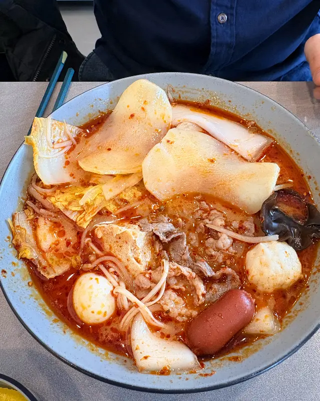 다양한 재료가 가득 담긴 마라탕