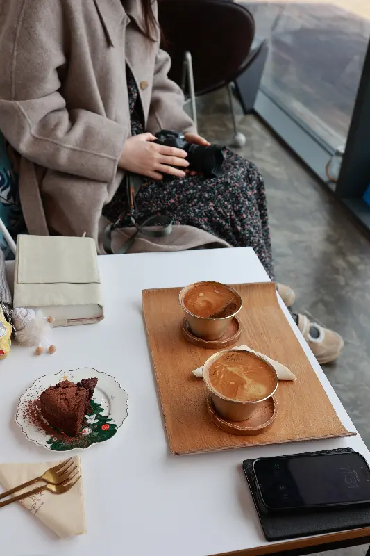 테이블 위에 놓인 커피와 케이크