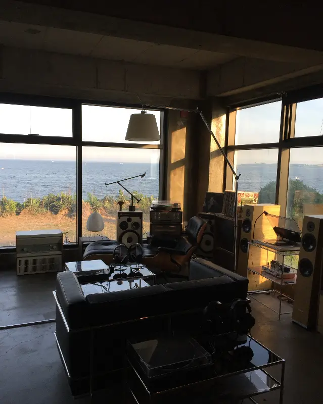 월간레코드 내부 전경, 통창 너머로 보이는 바다와 성산일출봉이 인상적이다.