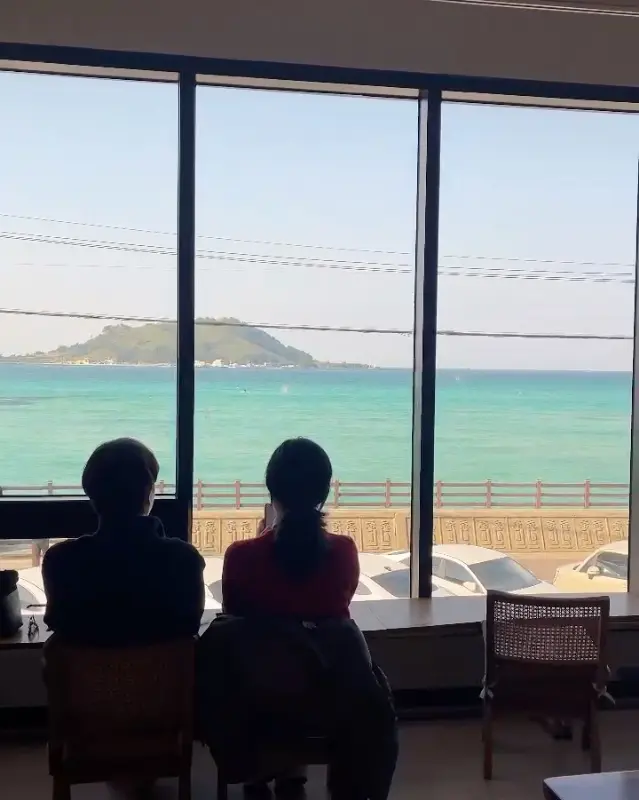 카페에서 바라본 협재 해변