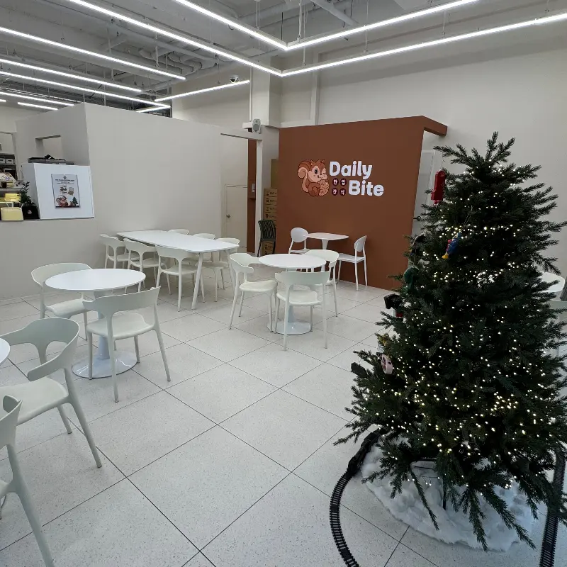 깔끔하고 넓은 매장 내부