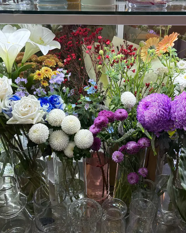 알록달록 예쁜 꽃들이 가득한 유리 장식장