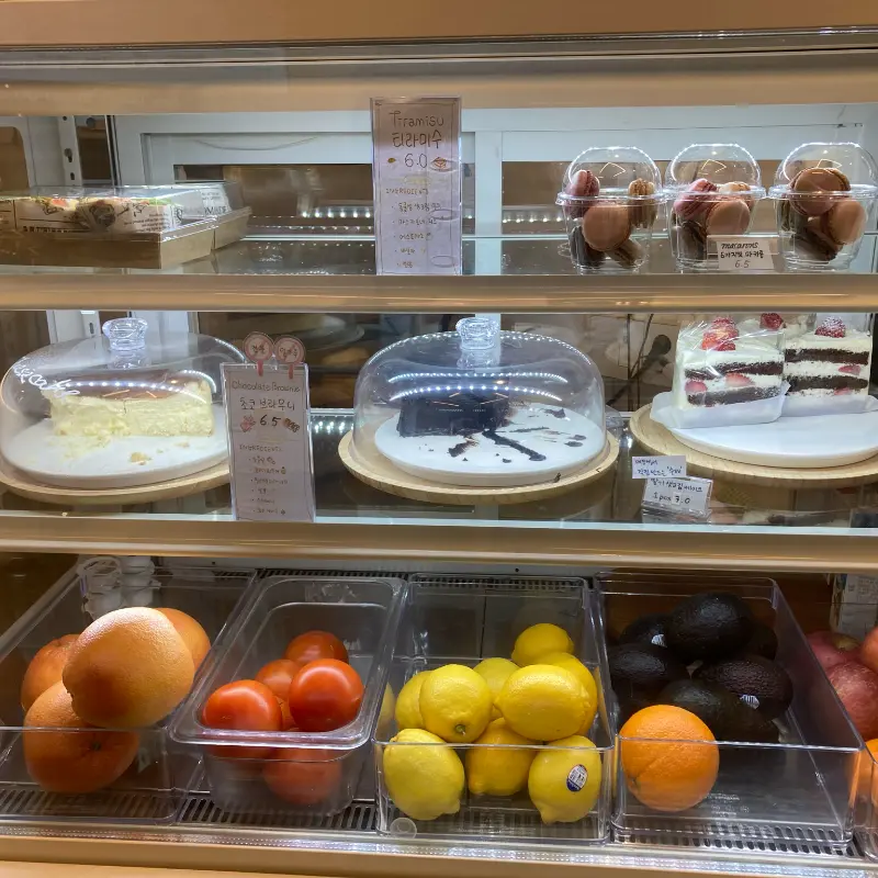 다양한 디저트가 진열된 쇼케이스