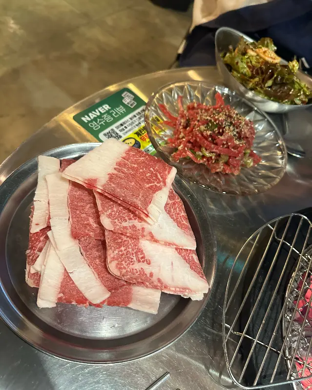 차돌박이와 육회가 함께 담겨 나온 모습