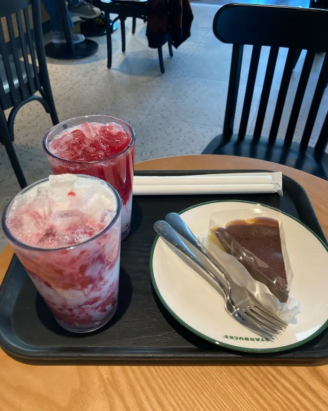 딸기 라떼와 케이크