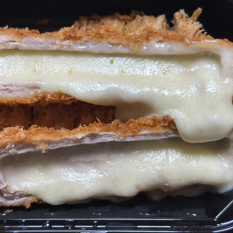 치즈가 듬뿍 들어간 치즈 돈까스