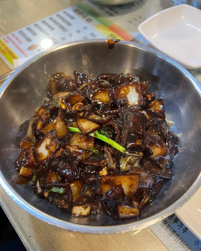 짙은 색깔의 짜장면