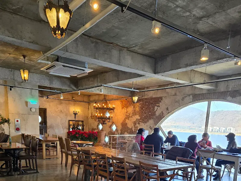 앤티크한 가구와 조명이 어우러진 실내