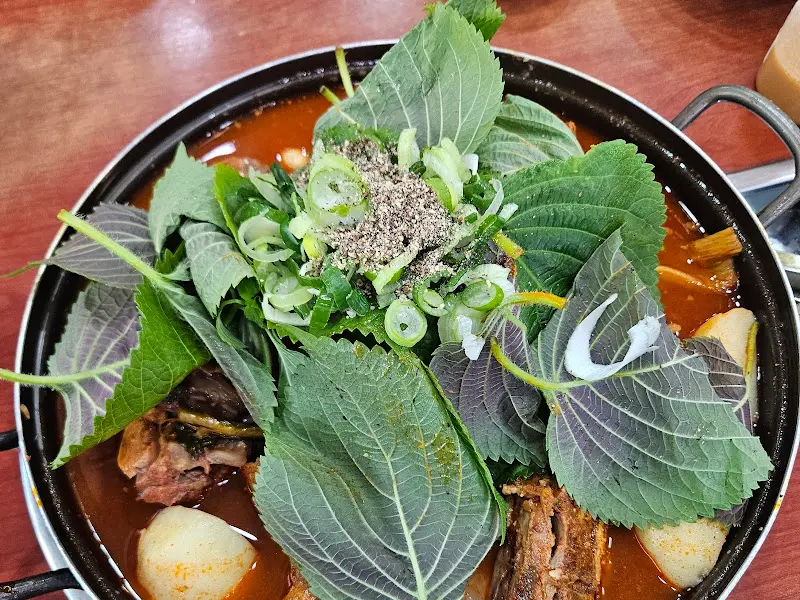 푸짐하게 담긴 감자탕의 모습