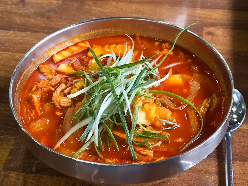 뻘건 국물 위에 파가 듬뿍 올라간 짬뽕