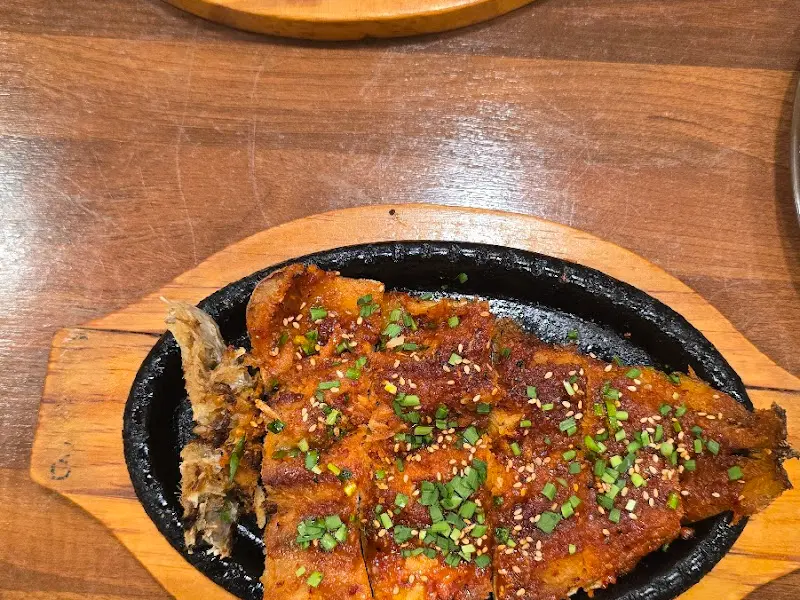 돌판 위에 놓인 먹음직스러운 황태구이