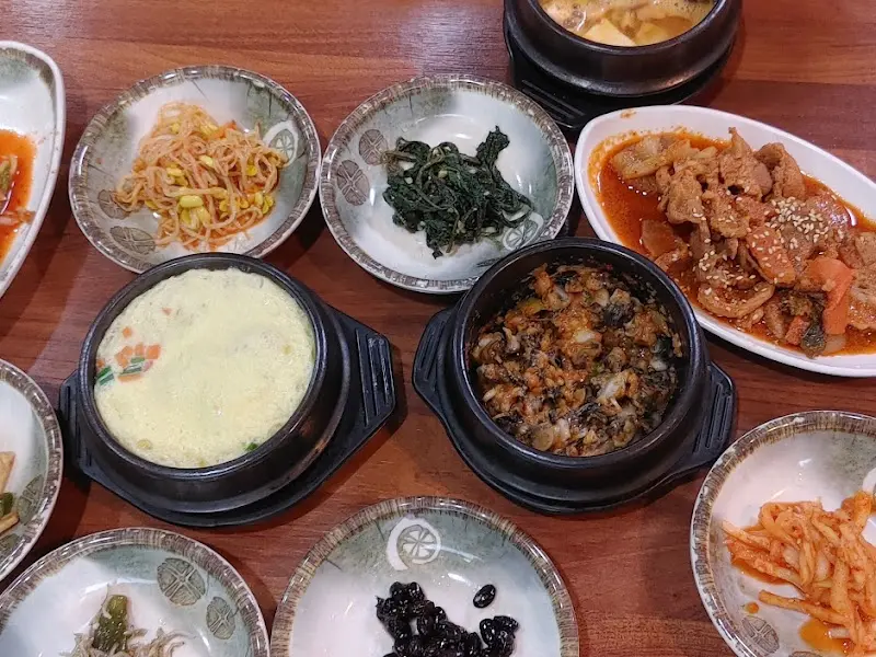 한상 가득 차려진 쌈밥