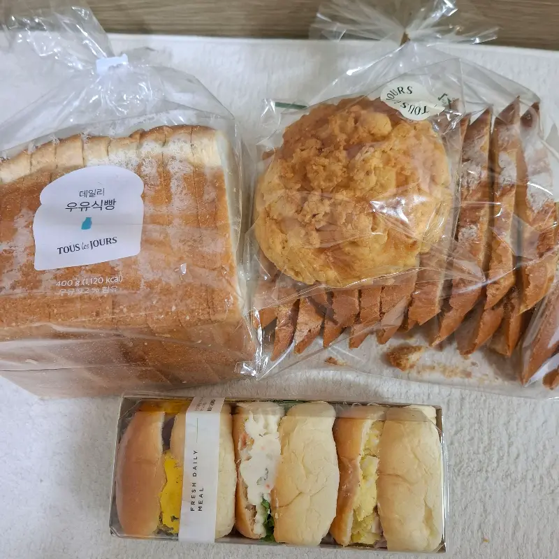 다양한 빵과 샌드위치가 포장된 모습