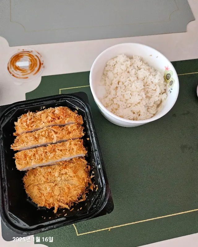 깔끔하게 포장된 돈까스