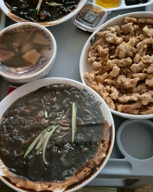 간짜장, 탕수육, 짬뽕 국물이 함께 있는 사진