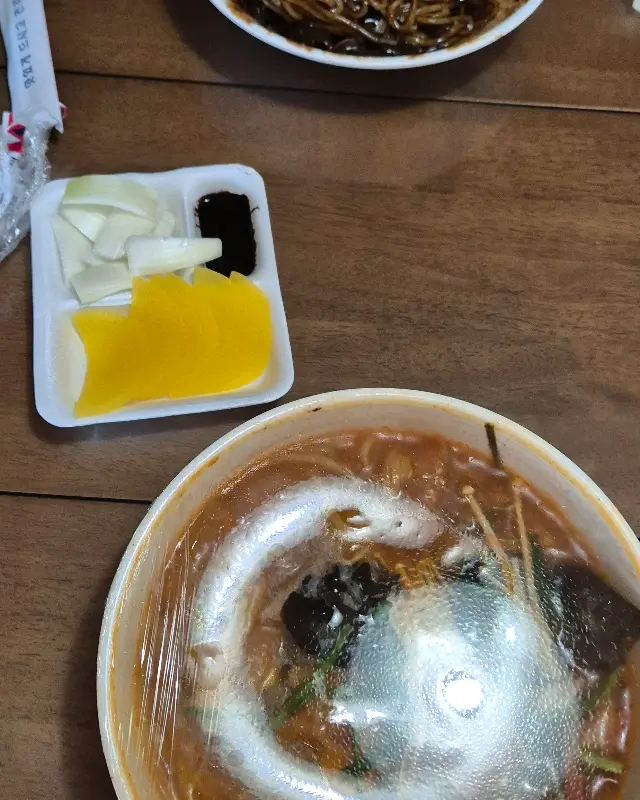 배달된 짜장면과 짬뽕