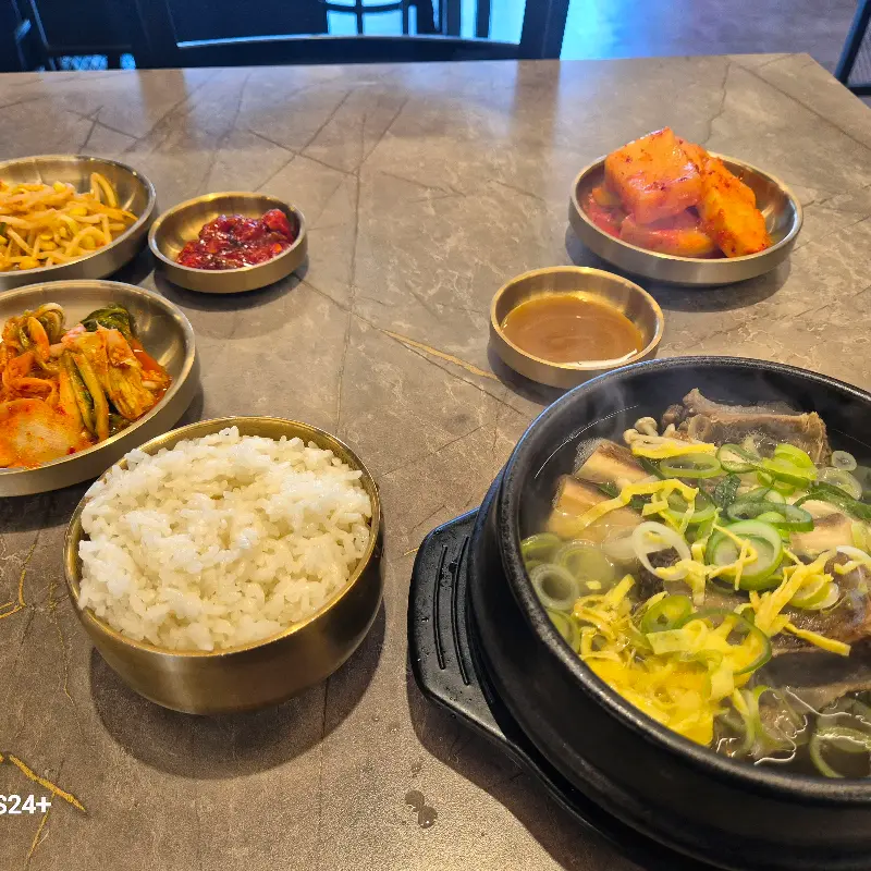 한상 가득 차려진 갈비탕과 밑반찬