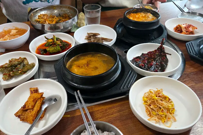 다채로운 반찬들이 한 상 가득 차려진 모습