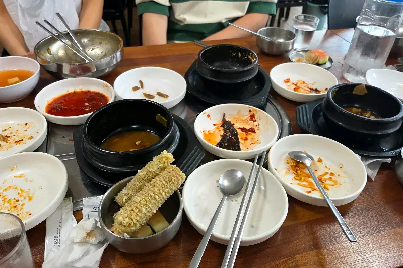 깔끔하게 비워진 식탁