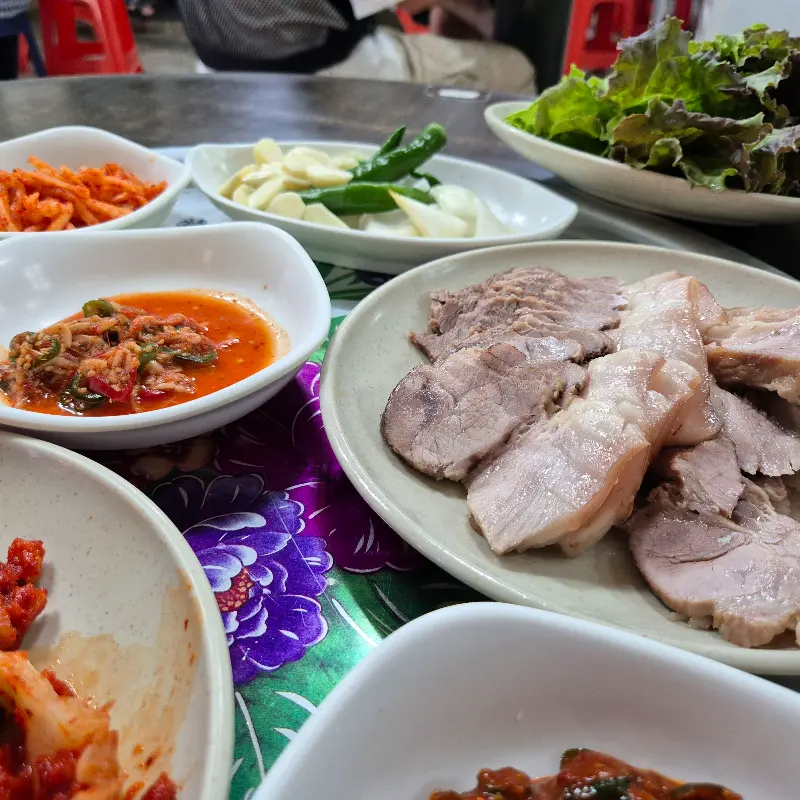 다양한 쌈 채소와 함께 즐기는 보쌈