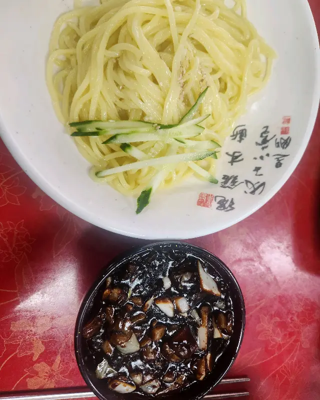 짜장 소스에 윤기가 좔좔