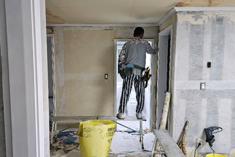 꼼꼼하게 도배하는 모습