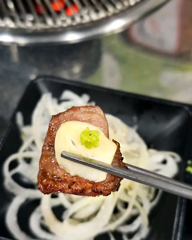 잘 구워진 제주 돼지 목살에 마늘과 와사비를 올려 한 입에!