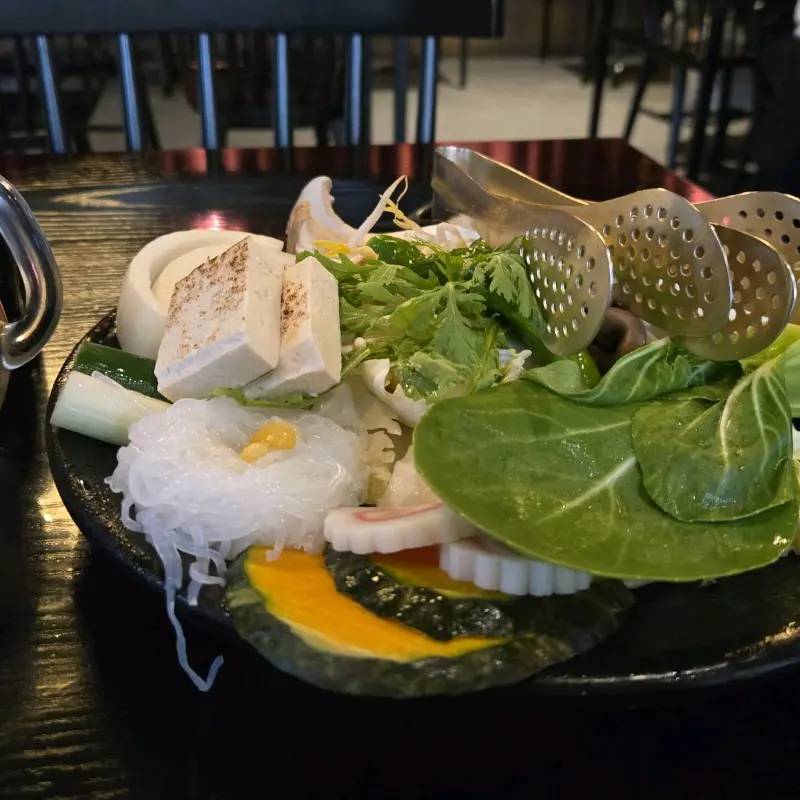 스키야키 재료가 담긴 접시