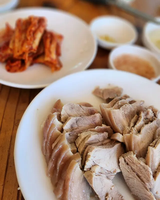 윤기가 흐르는 수육과 곁들임 김치, 무말랭이