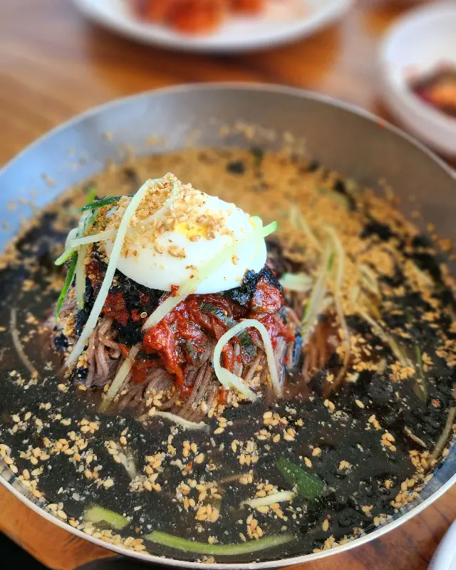 계란 고명이 올라간 막국수