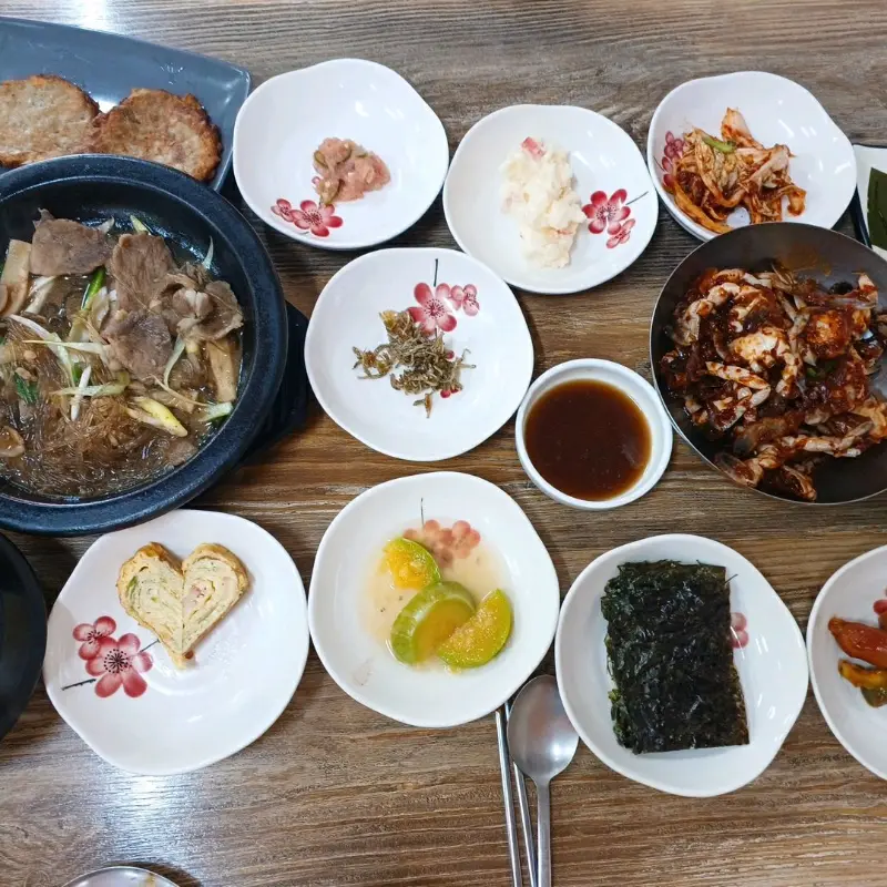 맛깔스러운 반찬들