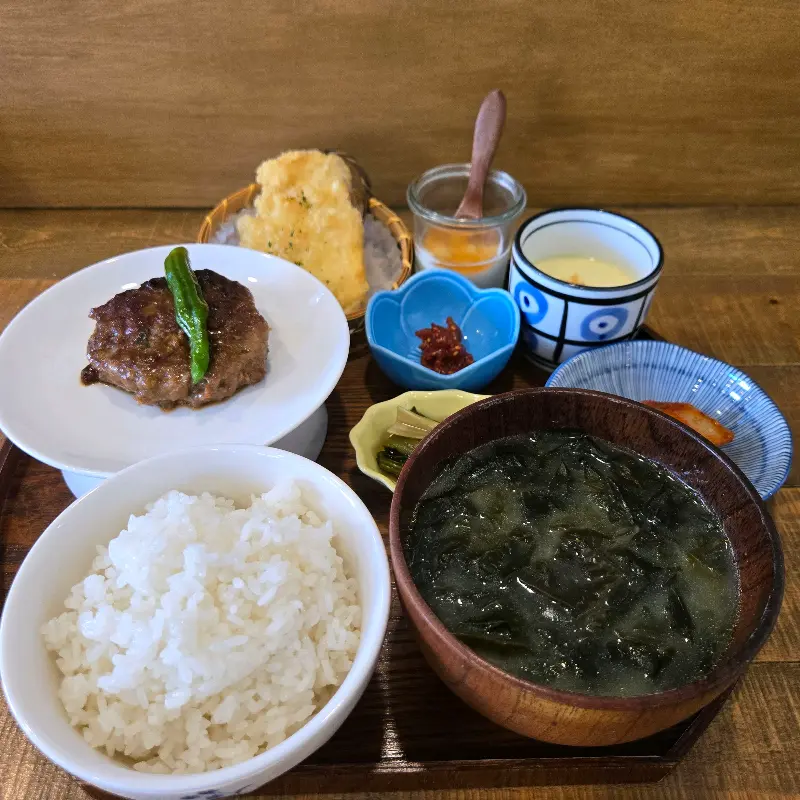 다채로운 반찬들의 향연, 보기만 해도 행복해지는 밥상!