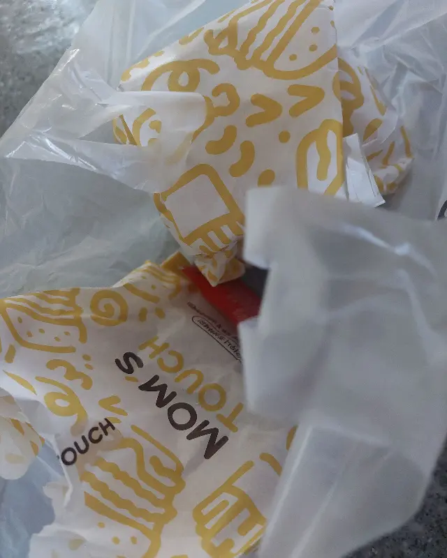 포장된 맘스터치 햄버거