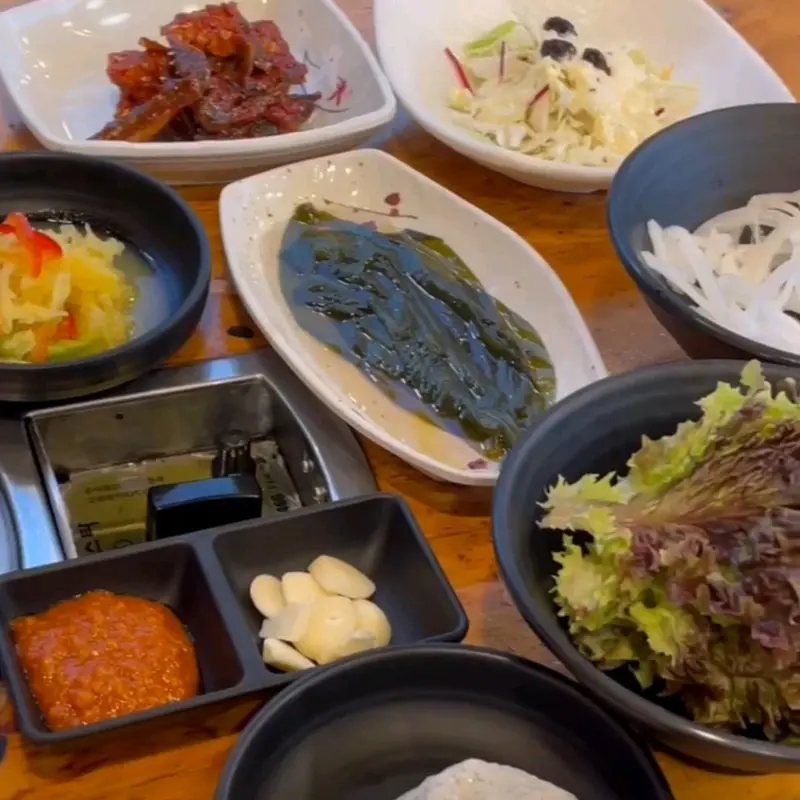 다양한 밑반찬이 차려진 테이블