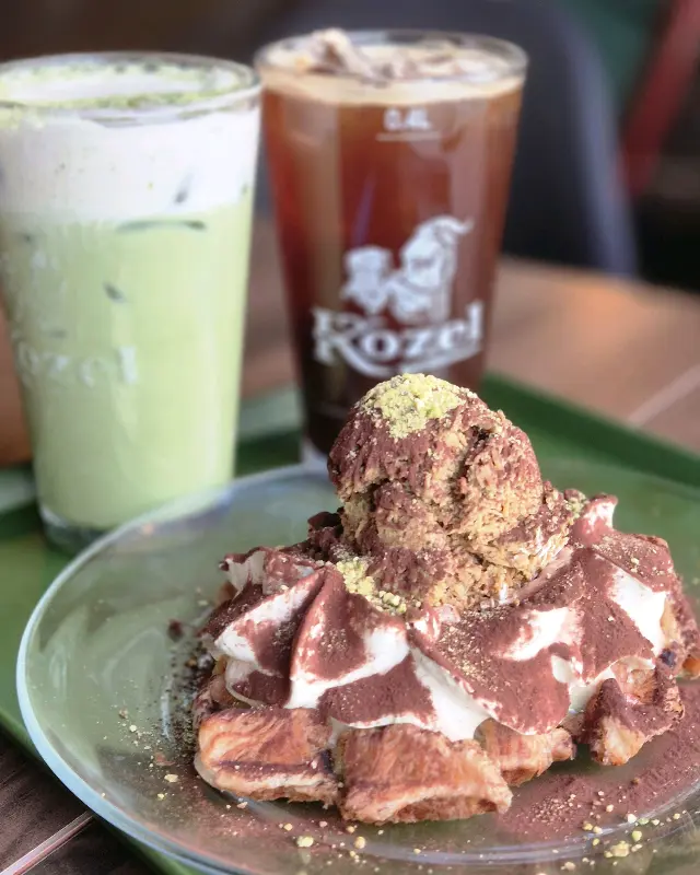 말차라떼와 티라미수 크로플