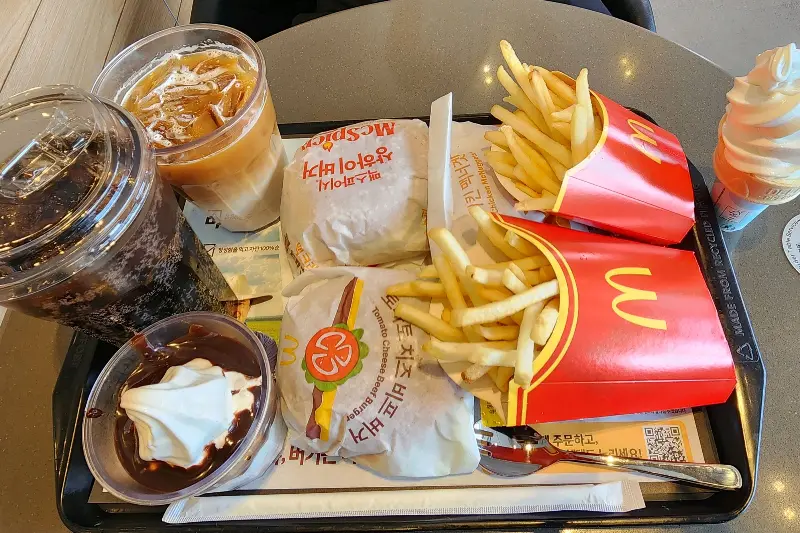 푸짐한 맥도날드 한 상 차림