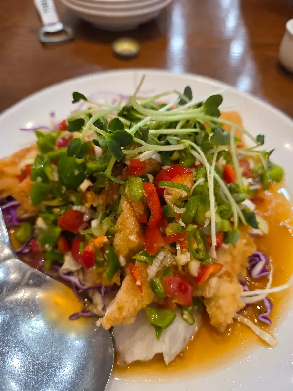 싱싱한 채소가 곁들여진 탕수육