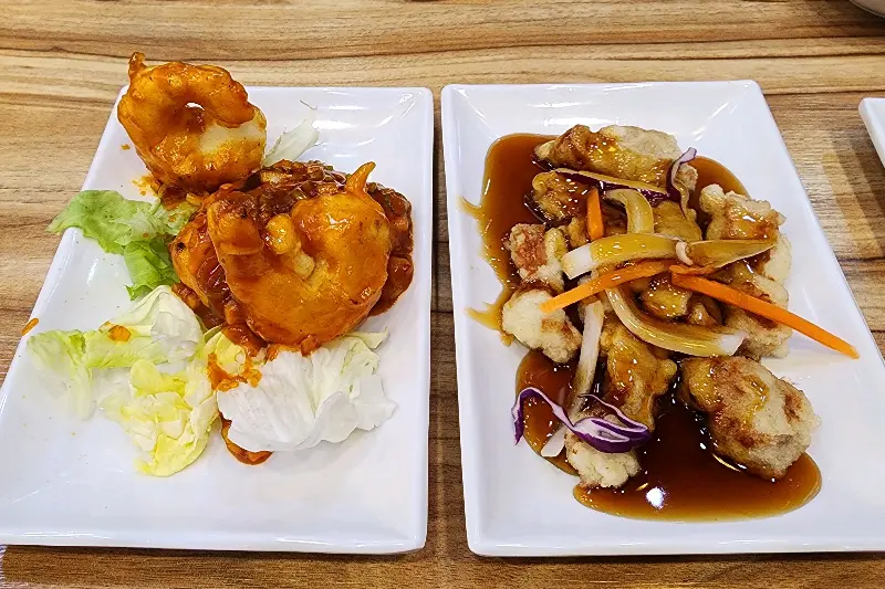 윤기가 좌르르 흐르는 칠리새우와 탕수육