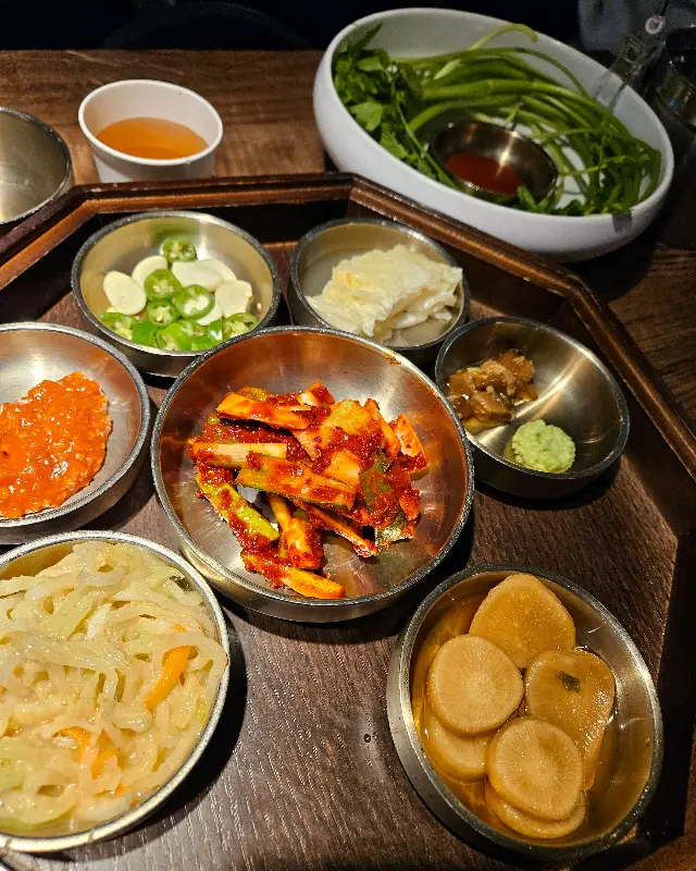 함돈의 다채로운 밑반찬 구성