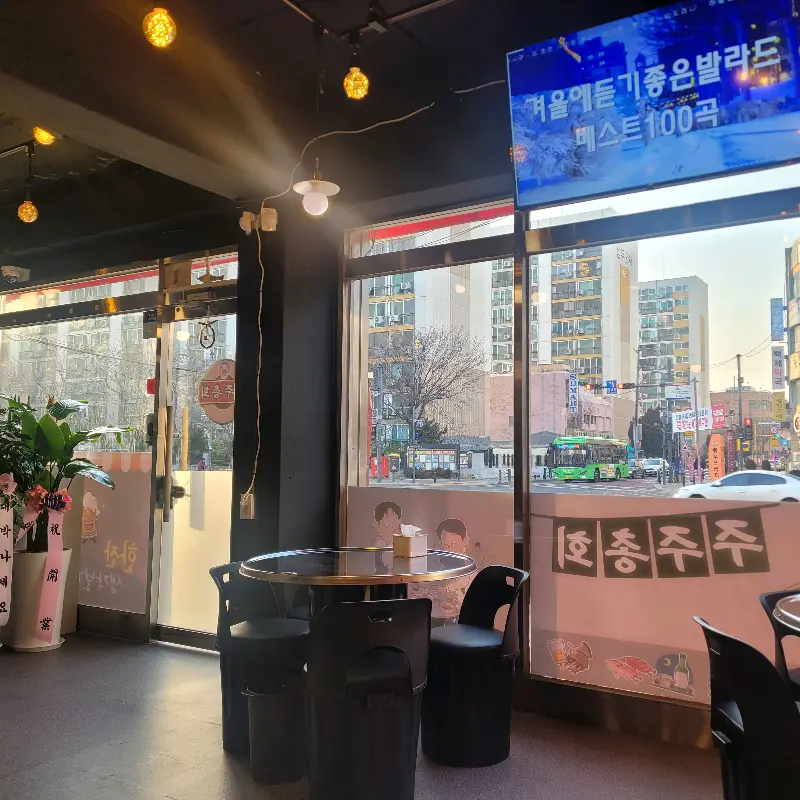 넓은 창밖으로 보이는 송현동 풍경