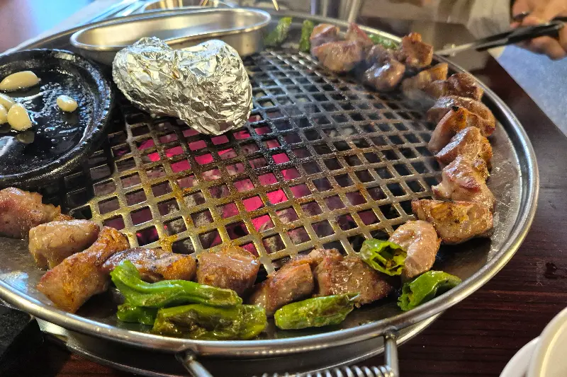 숯불 위에서 익어가는 가브리살, 마늘, 꽈리고추