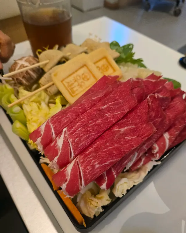 유유샤브의 소고기, 어묵, 채소 모듬